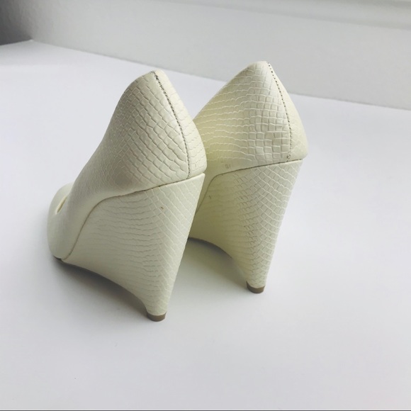 🌟Colin Stuart Peep Toe Wedge in Cream 🌟 - Picture 9 of 12